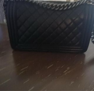 La borsa Chanel 2.55 Black, vintage, è stata usata per anni