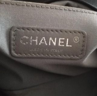 La borsa Chanel 2.55 Black, vintage, è stata usata per anni