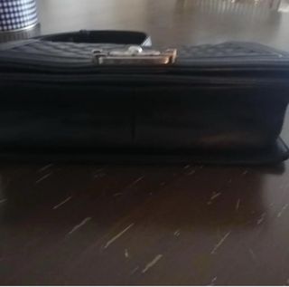 La borsa Chanel 2.55 Black, vintage, è stata usata per anni