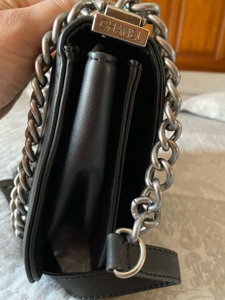 La borsa Chanel 2.55 Black, vintage, è stata usata per anni
