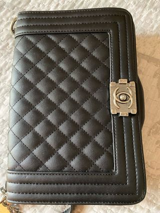 La borsa Chanel 2.55 Black, vintage, è stata usata per anni