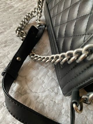 La borsa Chanel 2.55 Black, vintage, è stata usata per anni