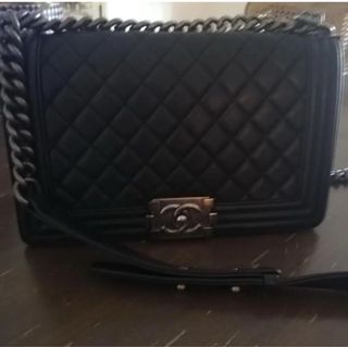 La borsa Chanel 2.55 Black, vintage, è stata usata per anni