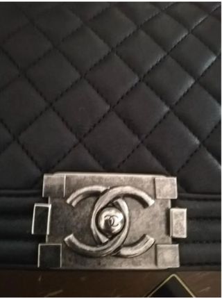La borsa Chanel 2.55 Black, vintage, è stata usata per anni