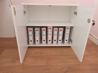 Mueble blanco con 2 puertas bajo llave