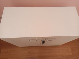 Mueble blanco con 2 puertas bajo llave