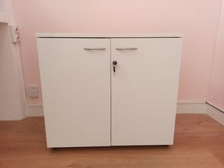 Mueble blanco con 2 puertas bajo llave