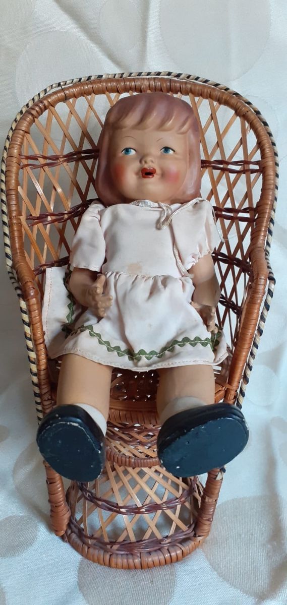 Sillón mimbre muñeca antiguo
