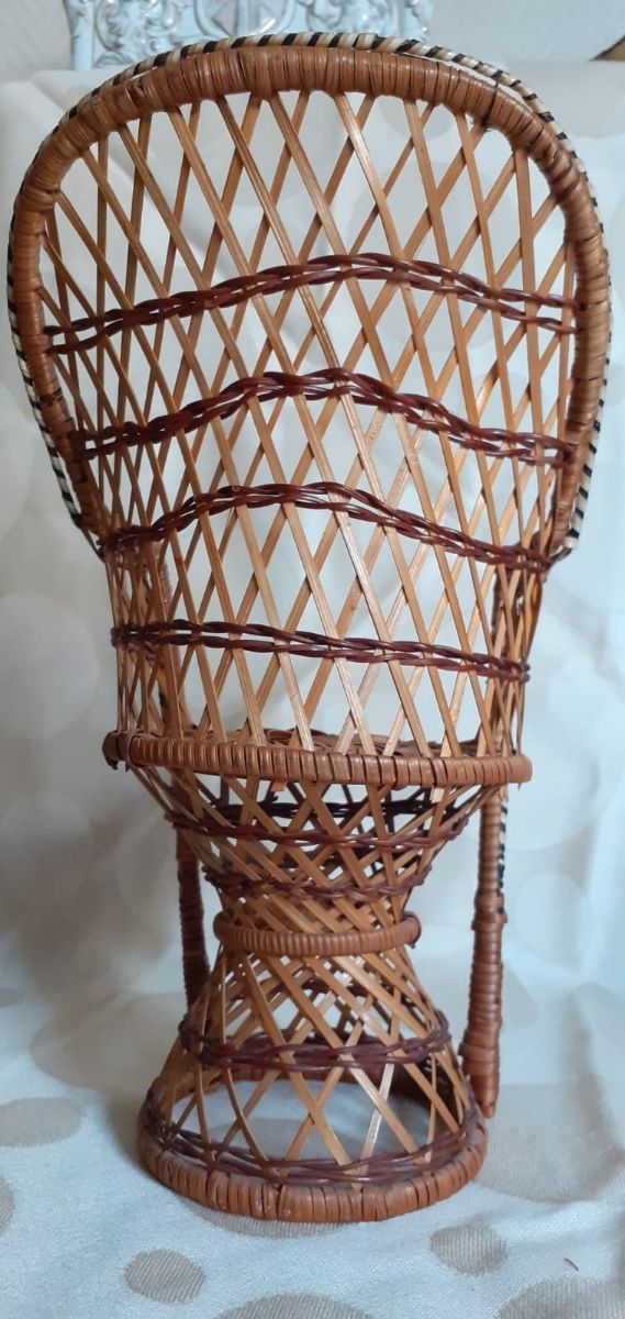 Sillón mimbre muñeca antiguo