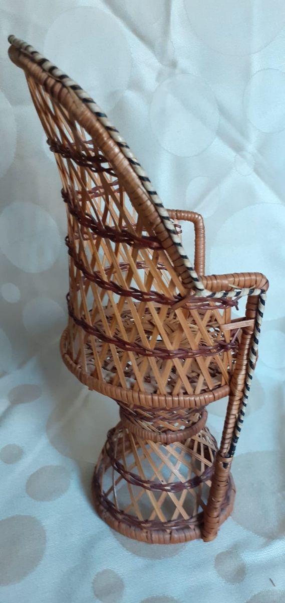 Sillón mimbre muñeca antiguo