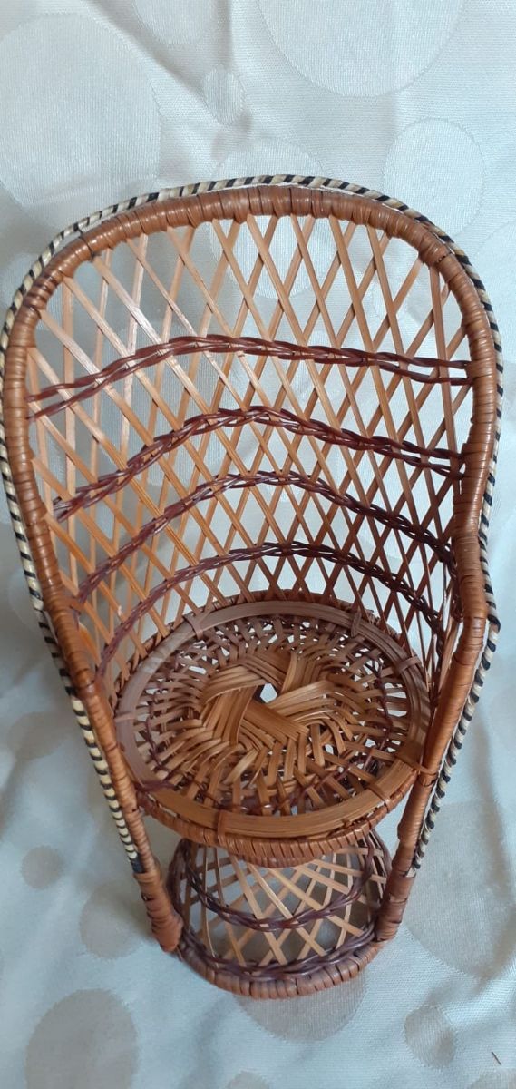 Sillón mimbre muñeca antiguo