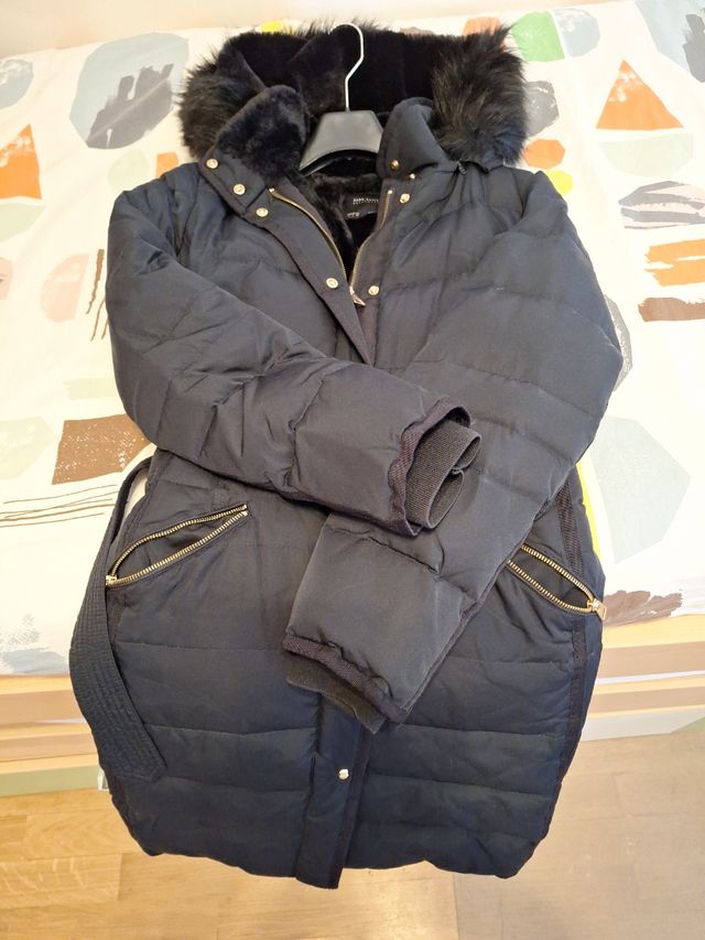 Abrigo Zara azul marino con capucha