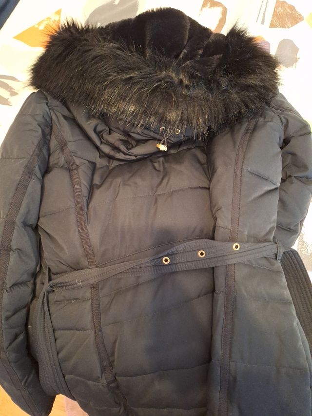 Abrigo Zara azul marino con capucha