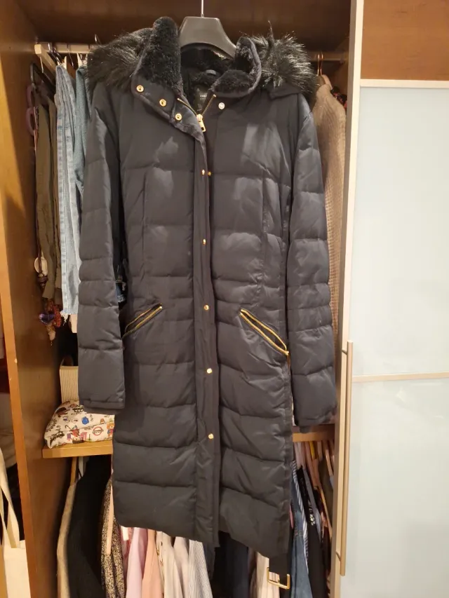 Abrigo Zara azul marino con capucha