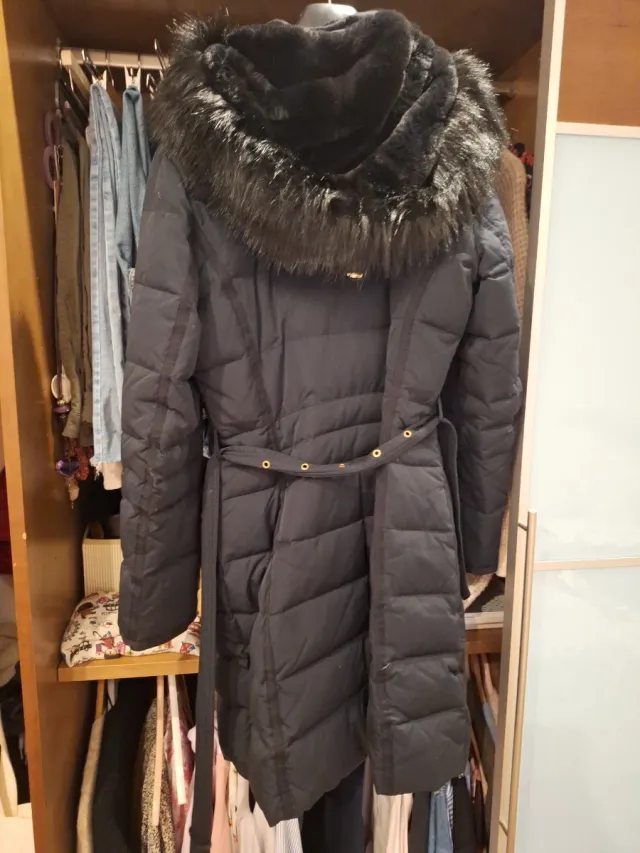 Abrigo Zara azul marino con capucha