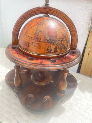 Antigua bola del mundo de madera