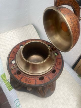 Antigua bola del mundo de madera