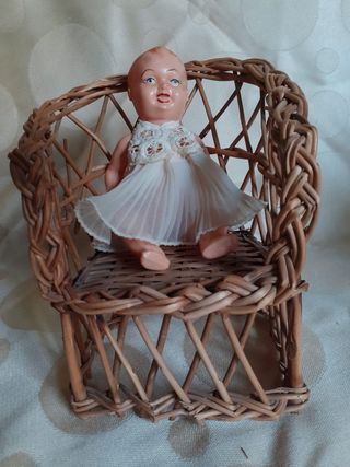 Poltrone e bambole antiche in vimini