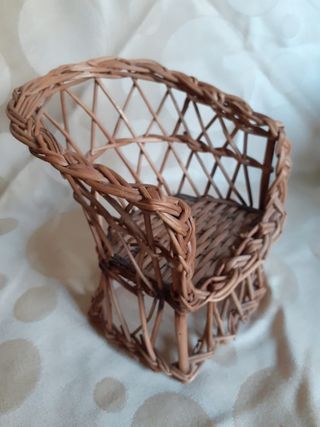 Poltrone e bambole antiche in vimini