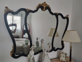 Cómoda, mesa de luz y espejo