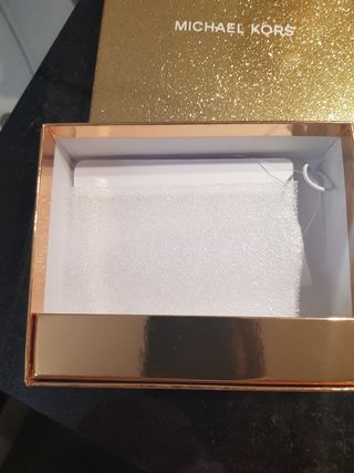 MICHAEL KORS - Caja dorada monedero pequeño