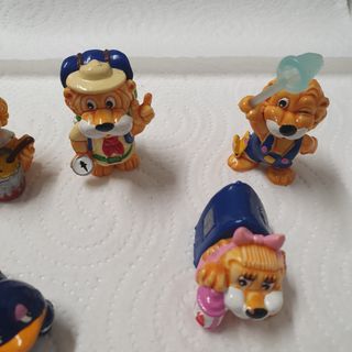 7 Figuras Kinder: Leones y Pingüinos