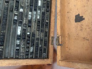 Imprenta antigua con tipos de metal