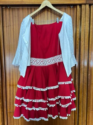 Falda y camiseta sevillana