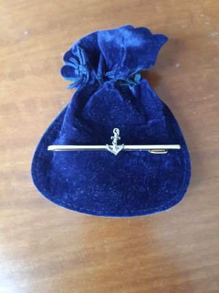Pasador de corbata con un ancla pequeña
