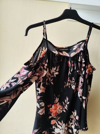 Blusa negra floral - hombros descubiertos