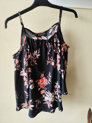 Blusa negra floral - hombros descubiertos