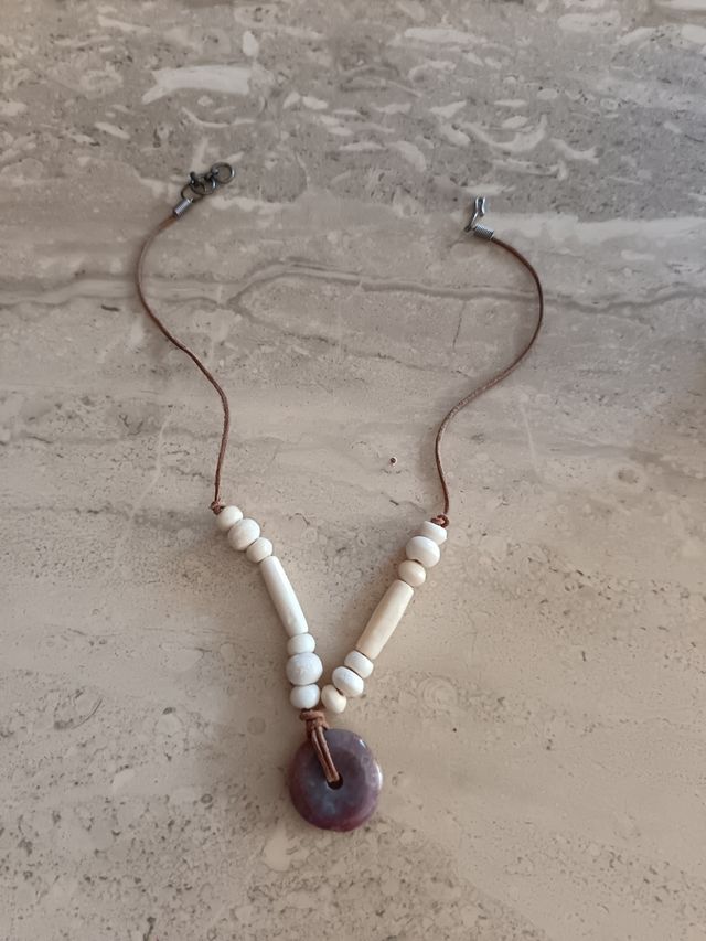 Colgante artesanal marrón y blanco