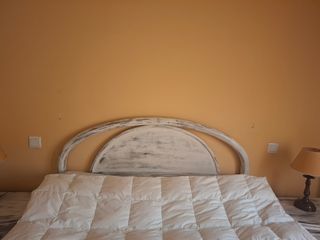 Cabecero, cómoda y mesillas