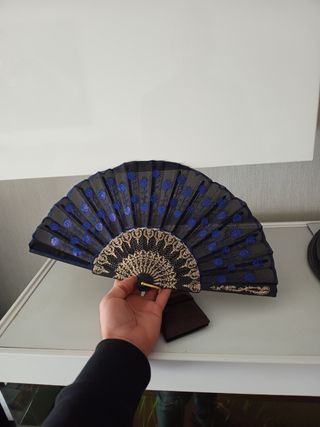Abanico negro y azul