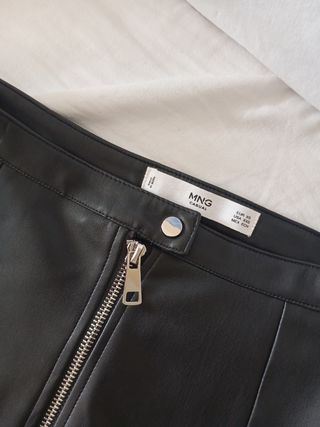 Falda negra cuero sintético