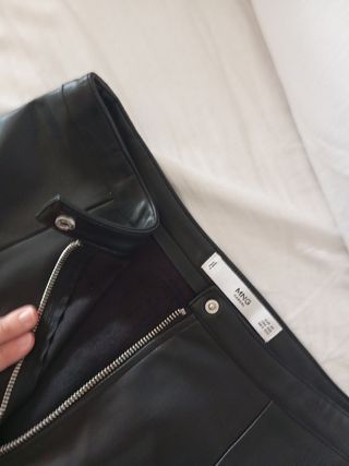 Falda negra cuero sintético