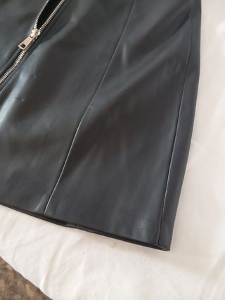 Falda negra cuero sintético