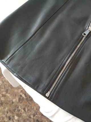 Falda negra cuero sintético