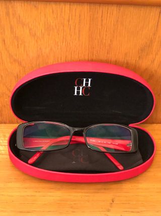 CAROLINA HERRERA gafas rojas y funda