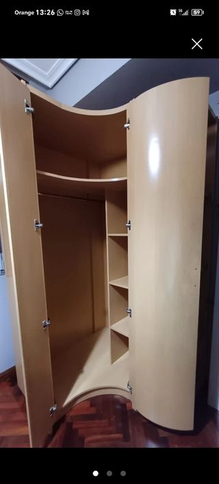 Armadio ad angolo in legno beige