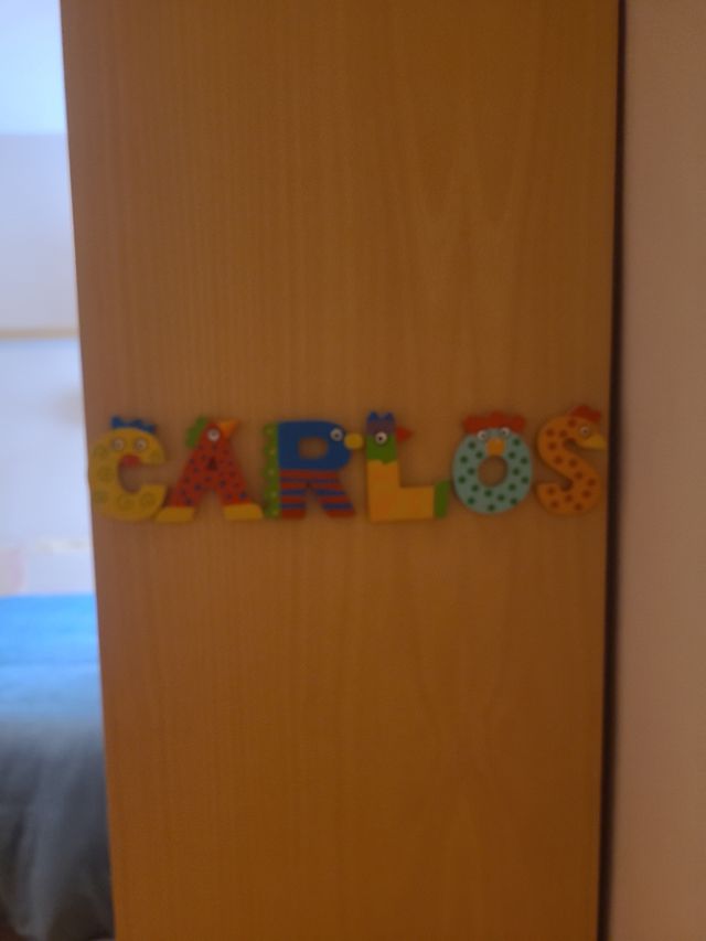 Letras de madera con el nombre de CARLOS. A