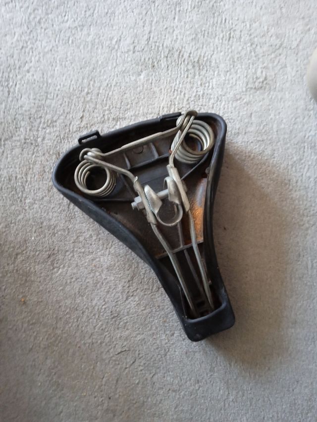 Sillín bici marca GES clásico con muelles