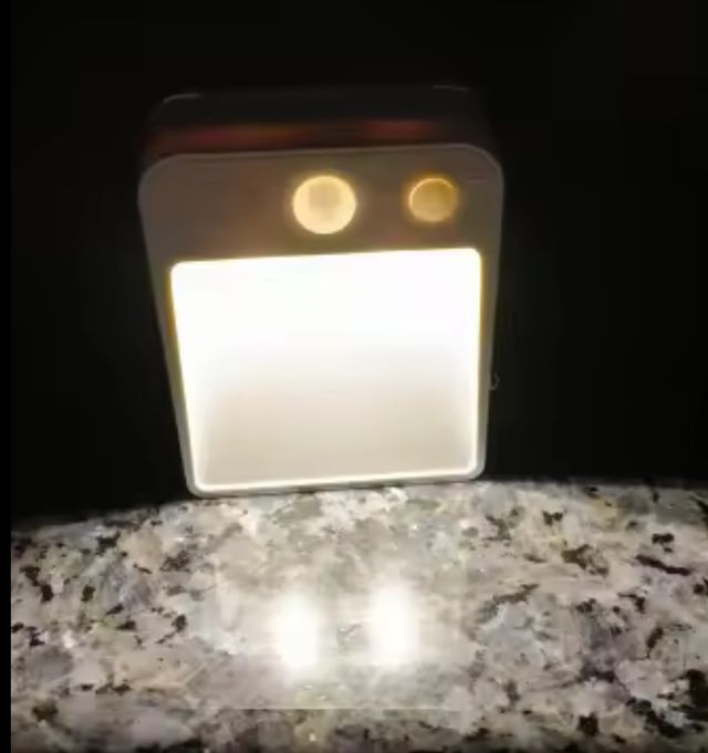 LUZ LED A PILAS CON DETECTOR MOVIMIENTO OSCURIDAD