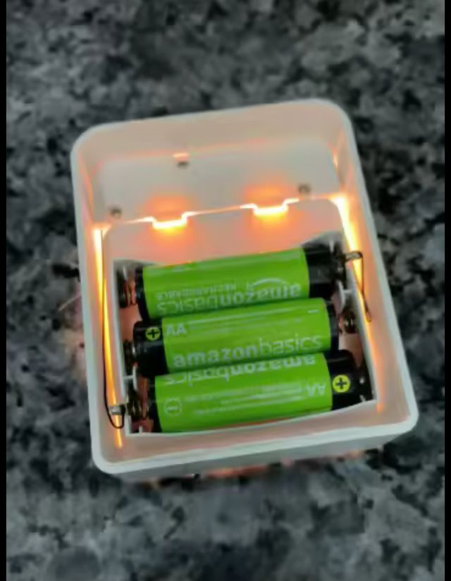 LUZ LED A PILAS CON DETECTOR MOVIMIENTO OSCURIDAD