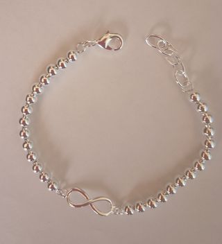 Pulsera plateada símbolo infinito.