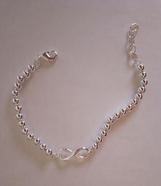Pulsera plateada símbolo infinito.