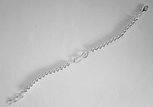 Pulsera plateada símbolo infinito.