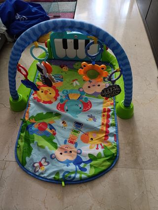 Piano pataditas . Gimnasio bebe. Alfombra