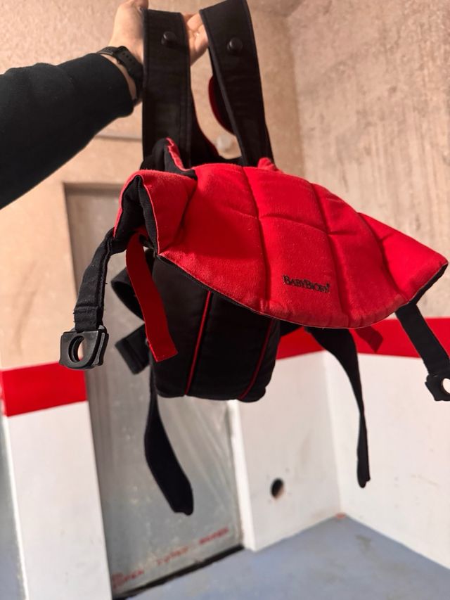 Portabebés BabyBjörn - Negro/Rojo