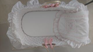 Moisés bebé con ruedas